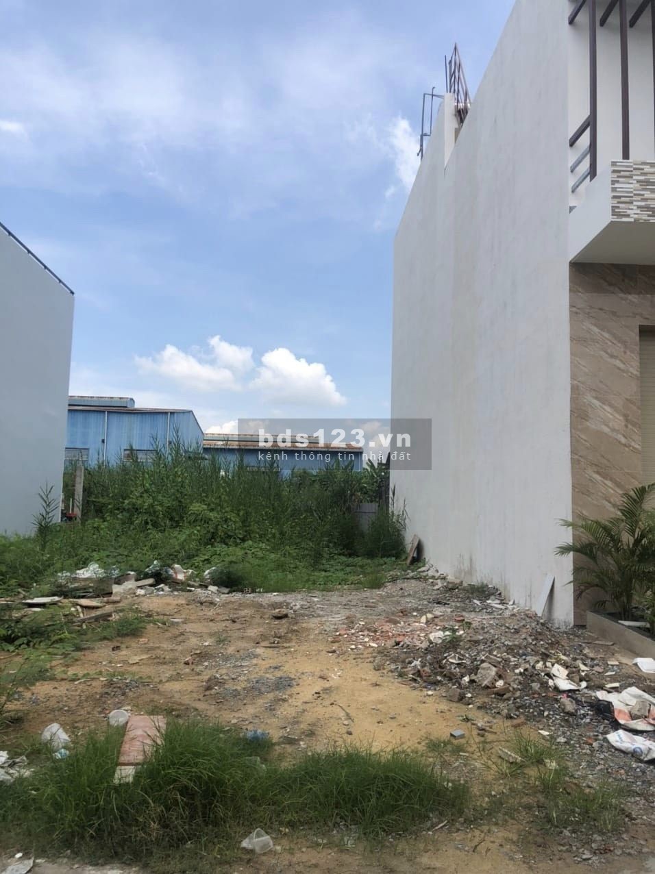 Cần bán gấp lô đất ở thị trấn Đức Hoà. DT 5 X25 Thổ cư 100%. SHR. Giá tốt chỉ 945 triệu Gần chợ ĐH