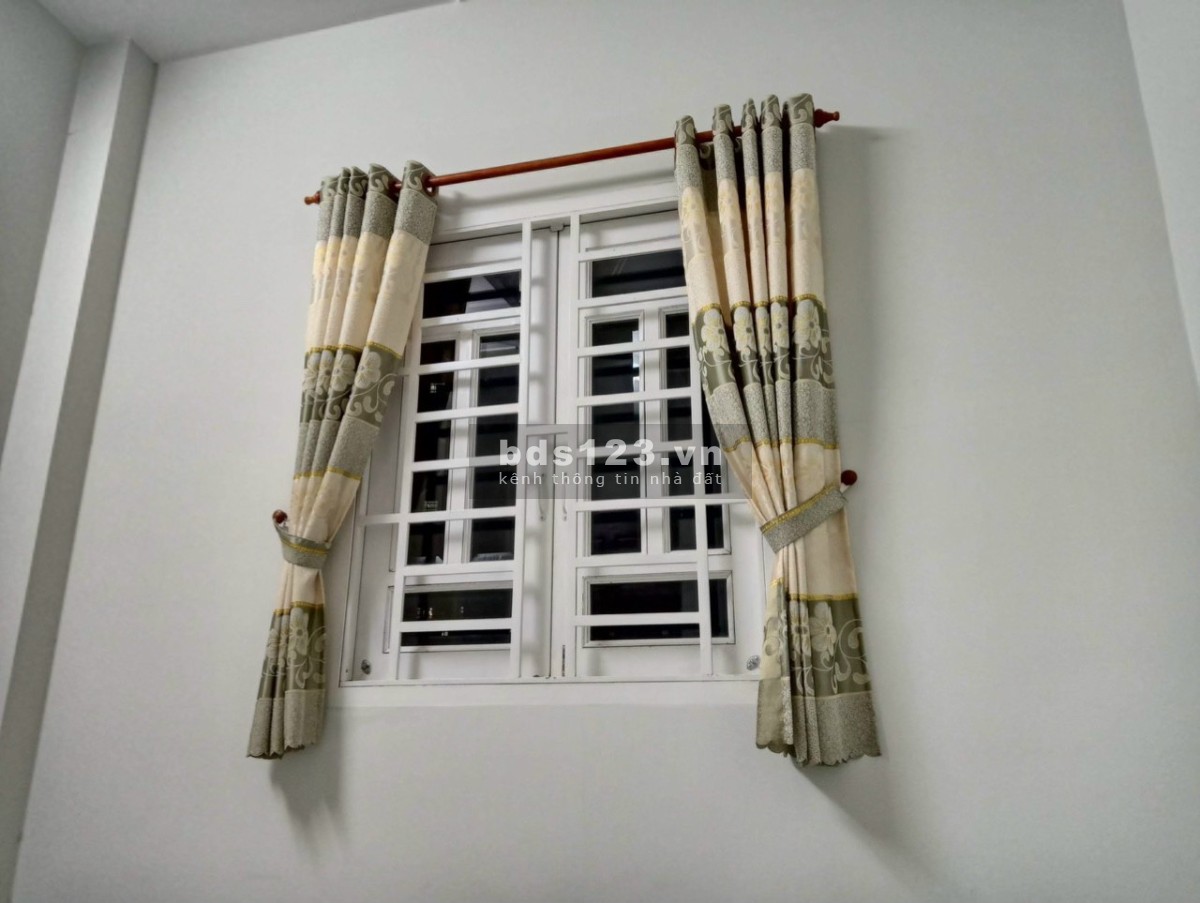 Nhà full nội thất hẻm oto, 4pn 4wc. Sân thượng trước sau gần ql13