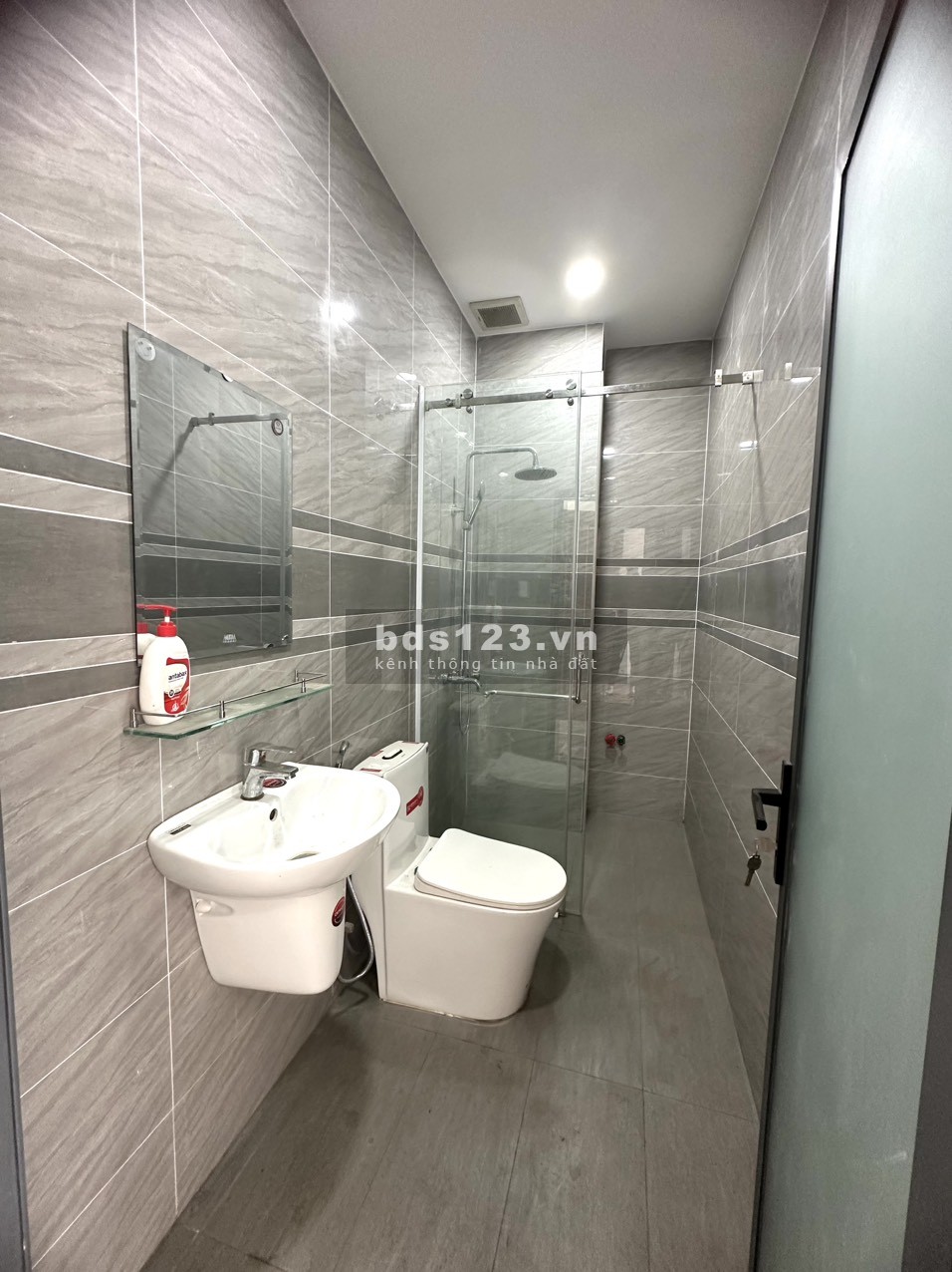 Nhà hẻm xe tải Ngô Chí Quốc, 4pn 5wc, sẵn năng lượng mặt trời, nội thất