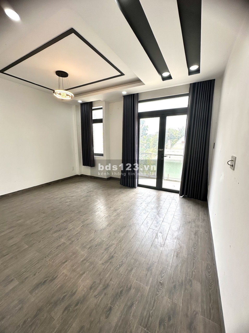 Nhà hẻm xe tải Ngô Chí Quốc, 4pn 5wc, sẵn năng lượng mặt trời, nội thất