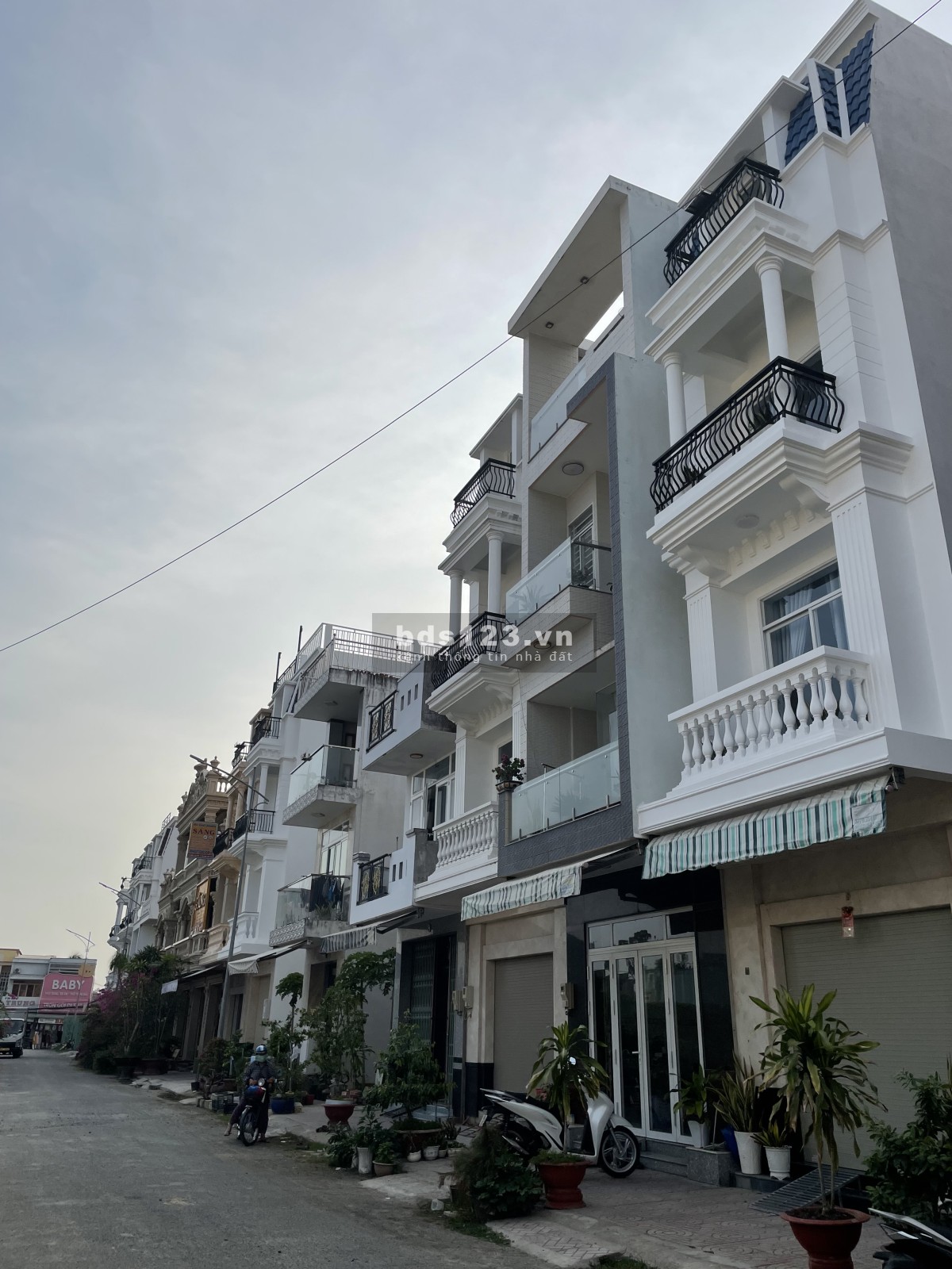 Bán căn nhà mặt phố 1 trệt 3 lầu đối diện chợ Bình Minh