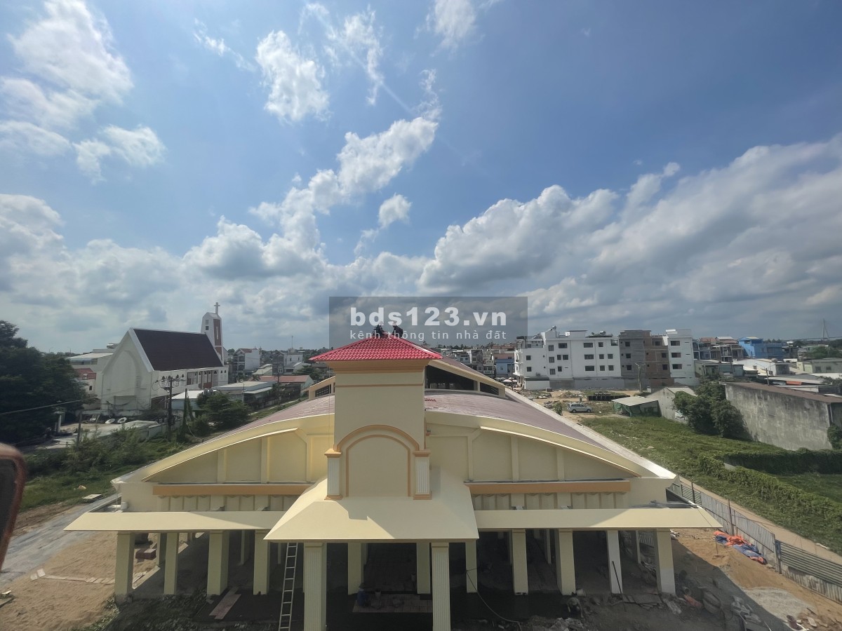 Bán căn nhà mặt phố 1 trệt 3 lầu đối diện chợ Bình Minh