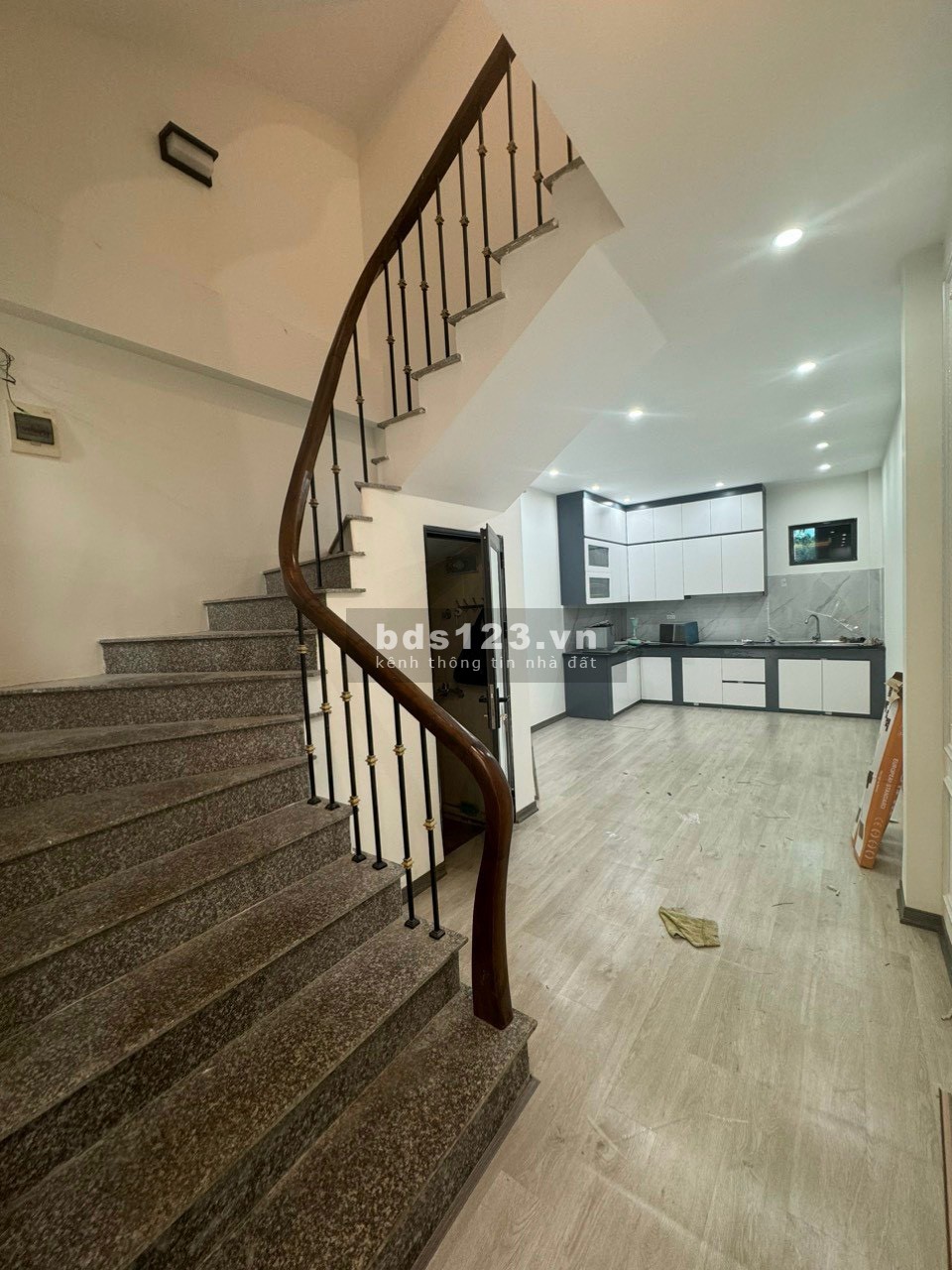Nhà 3 tầng, diện tích 40m2, ngõ rộng thoáng.