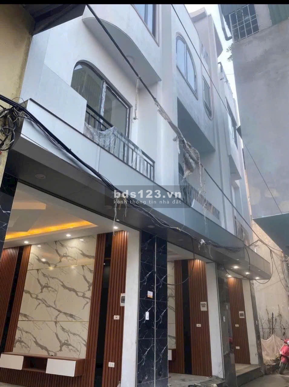 Nhà 3 tầng, diện tích 40m2, ngõ rộng thoáng.