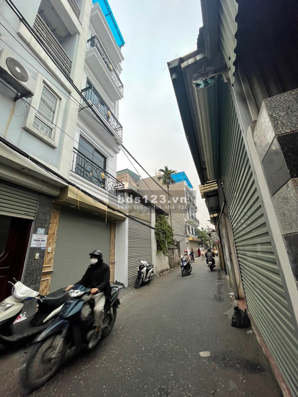 Nhà 3 tầng, diện tích 40m2, ngõ rộng thoáng.