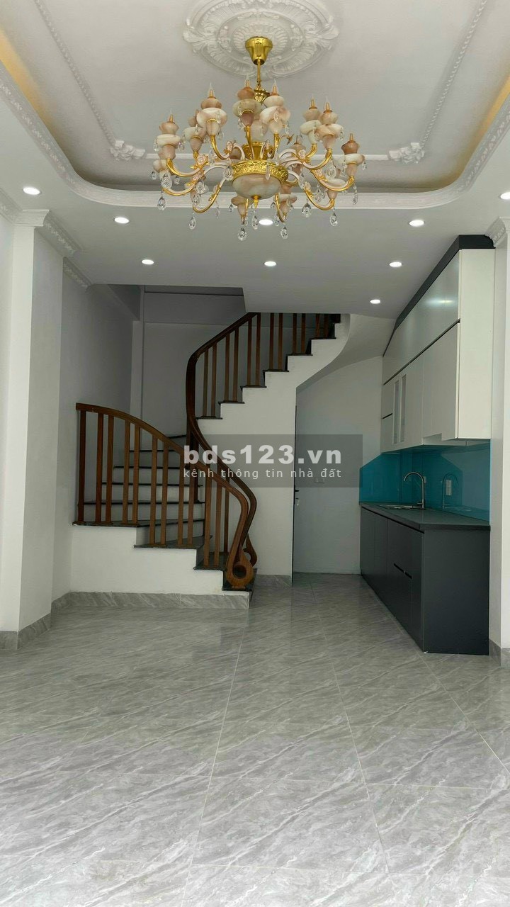 Nhà 3 tầng, diện tích 40m2, ngõ rộng thoáng.