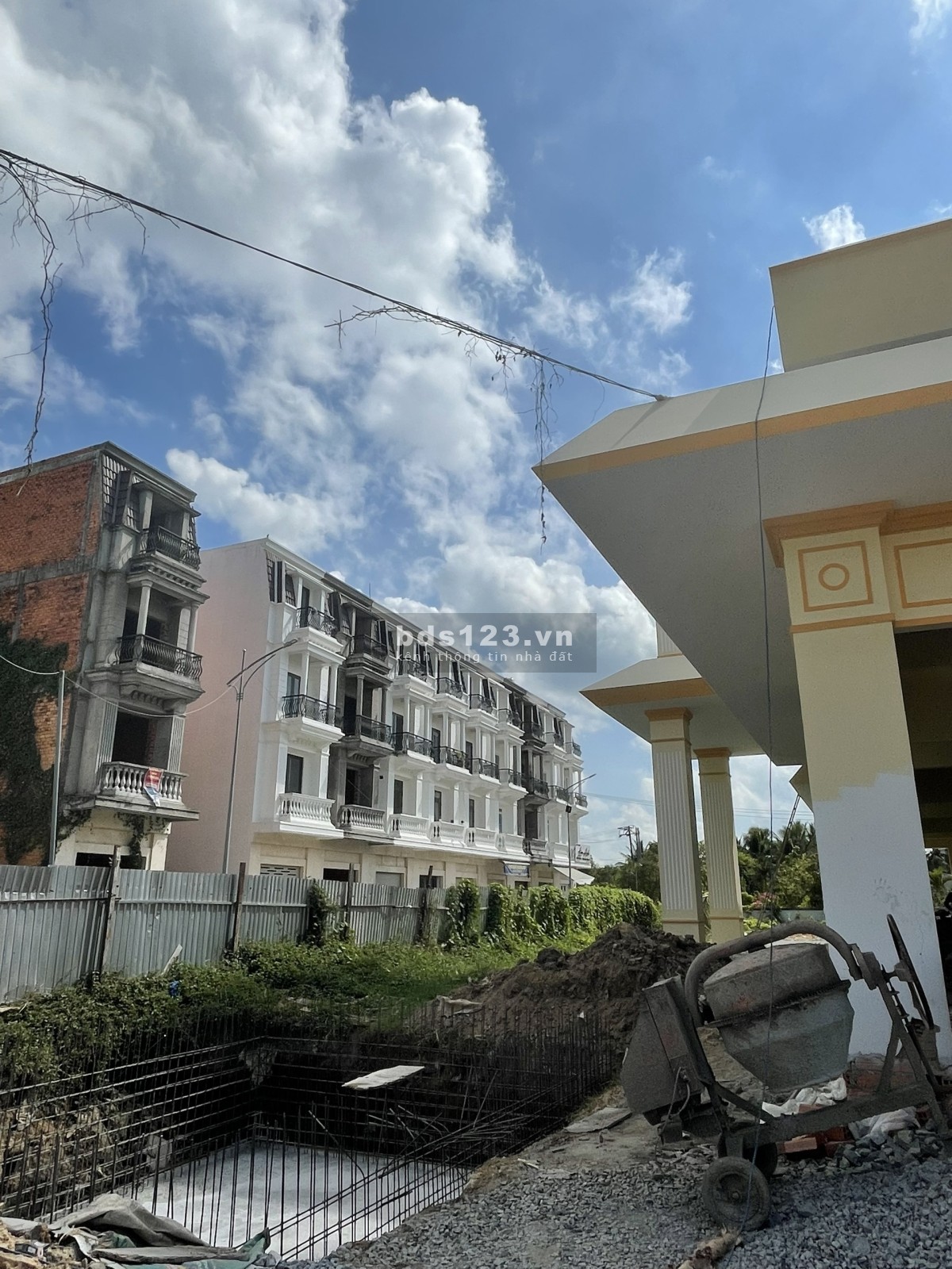 Bán nhà mặt phố 1 trệt 3 lầu - Gía tốt - Trung tâm thị xã Bình Minh
