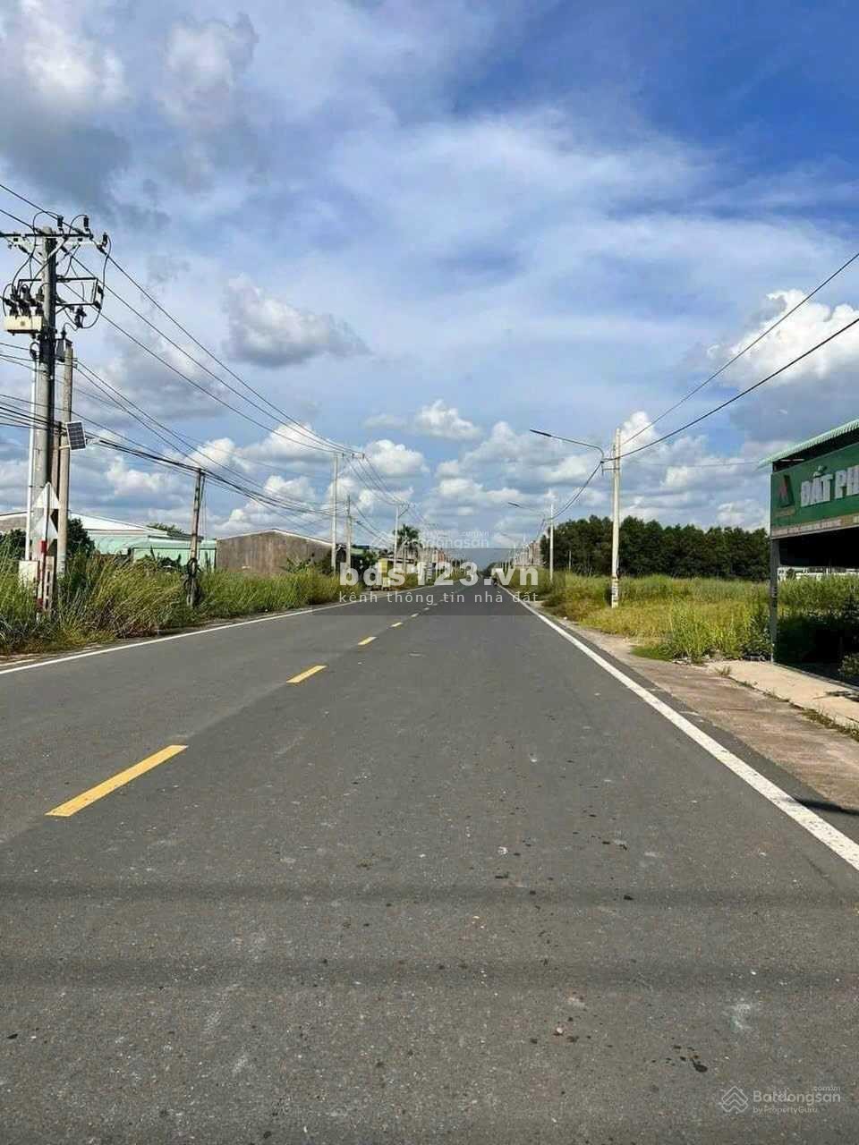 Bán 3 miếng (15x55=826m2) sổ riêng, trung tâm chợ thị xã, trường cấp 1 2 3 sát KCN. 290 triệu