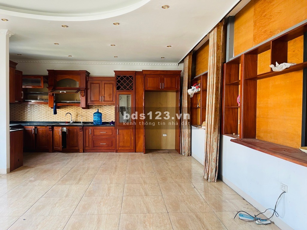 Mặt phố lớn, vỉa hè, nhà 2 thoáng mặt tiền khùng kinh doanh sầm uất, giá như trong ngõ