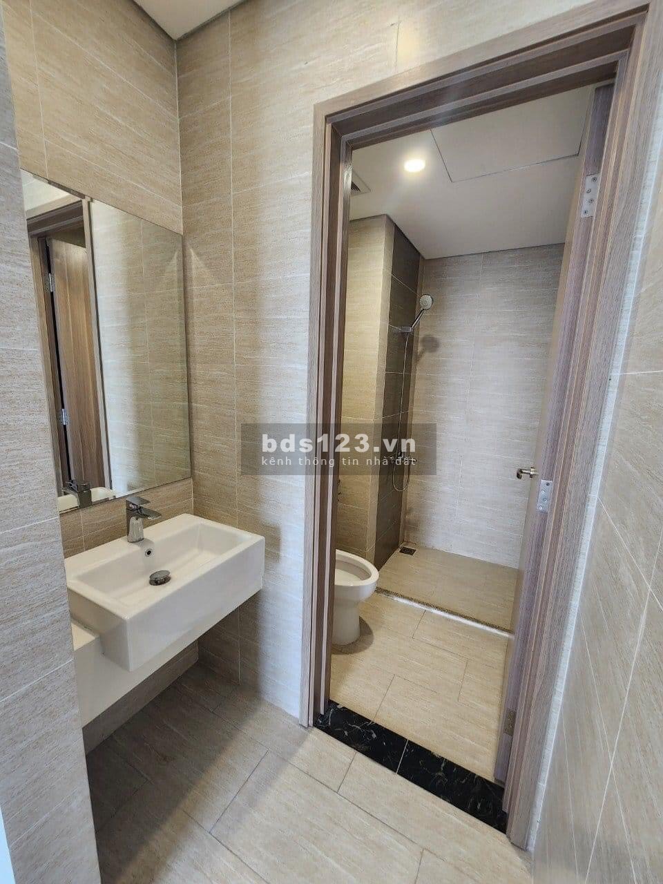 Căn hộ cao cấp Sky Center 81m2 2PN 14tr/tháng. Ngay sân bay Tân Sơn Nhất