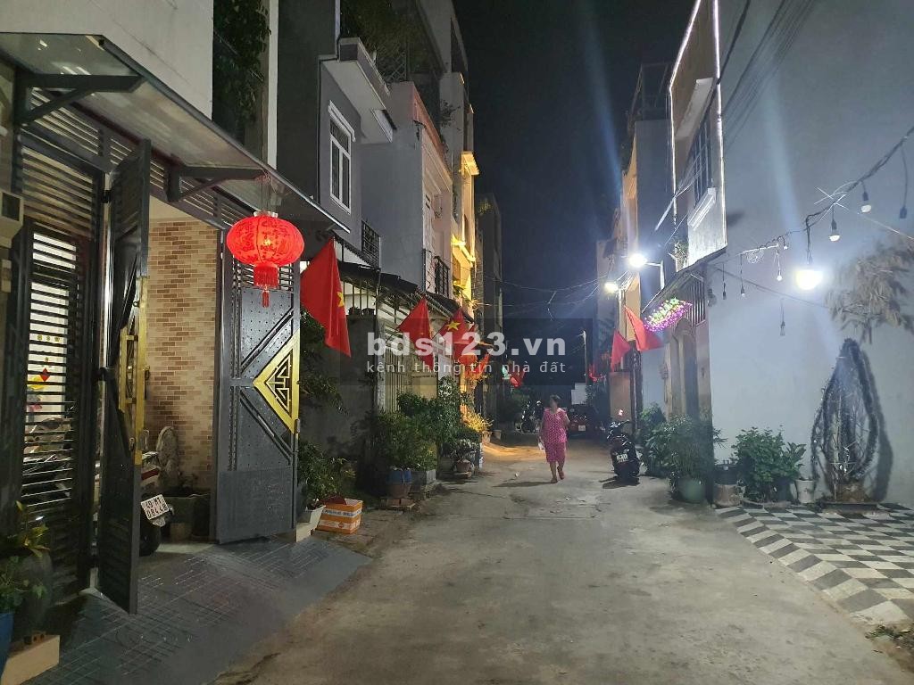 Bán nhà đẹp, 3 tầng, 3PN, Nguyễn Duy Trinh, Long Trường. Nhỉnh 4 tỷ
