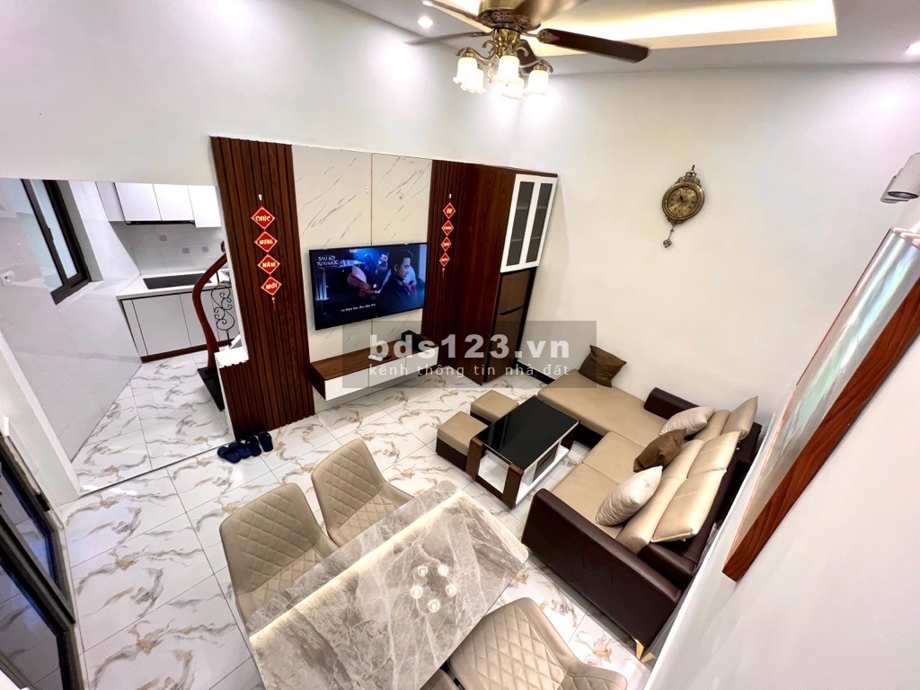 Nhỉnh 4 tỷ - 33m2, ra phố ô tô 30m - TT Văn Miếu - Lô góc - Ngõ thông
