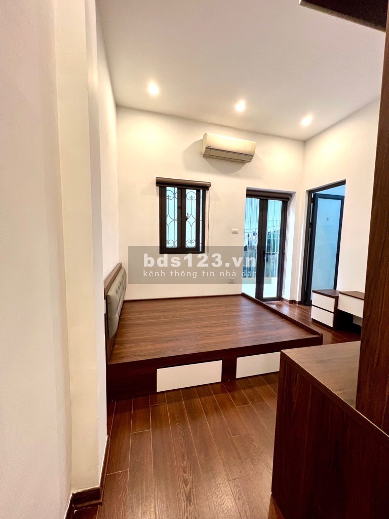 Nhỉnh 4 tỷ - 33m2, ra phố ô tô 30m - TT Văn Miếu - Lô góc - Ngõ thông