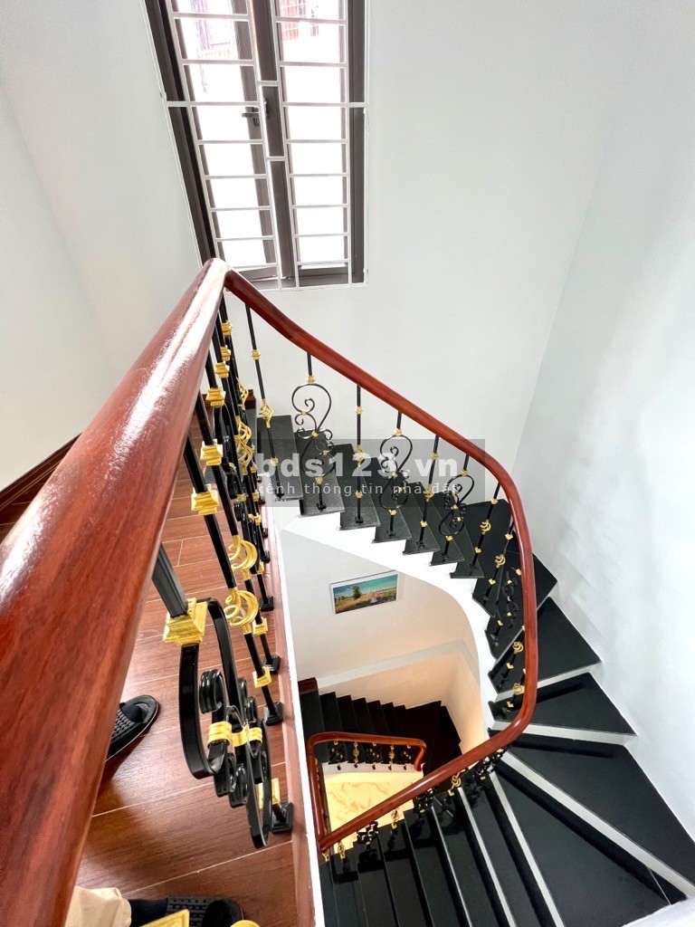 Nhỉnh 4 tỷ - 33m2, ra phố ô tô 30m - TT Văn Miếu - Lô góc - Ngõ thông