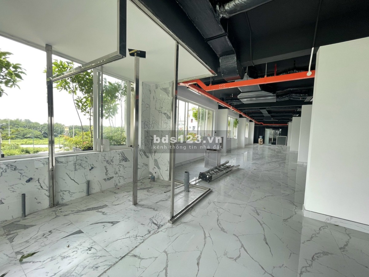 CHo thuê 1800m2 đường lớn Nguyễn Cơ Thạch 20.000$