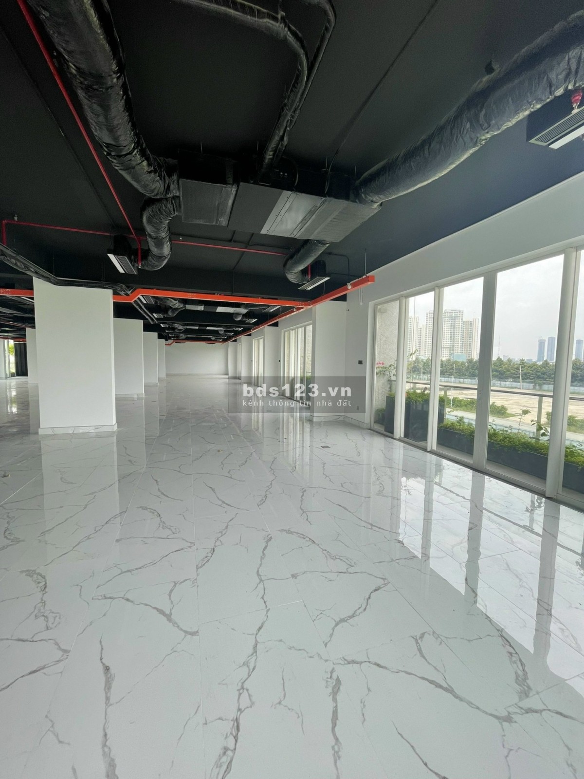 CHo thuê 1800m2 đường lớn Nguyễn Cơ Thạch 20.000$