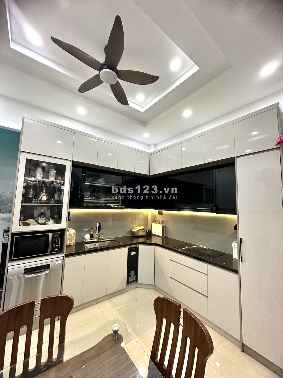 Nhà 4pn full nội thất xịn sò, đối diện Vạn Phúc. Sẵn điện năng lượng mặt trời