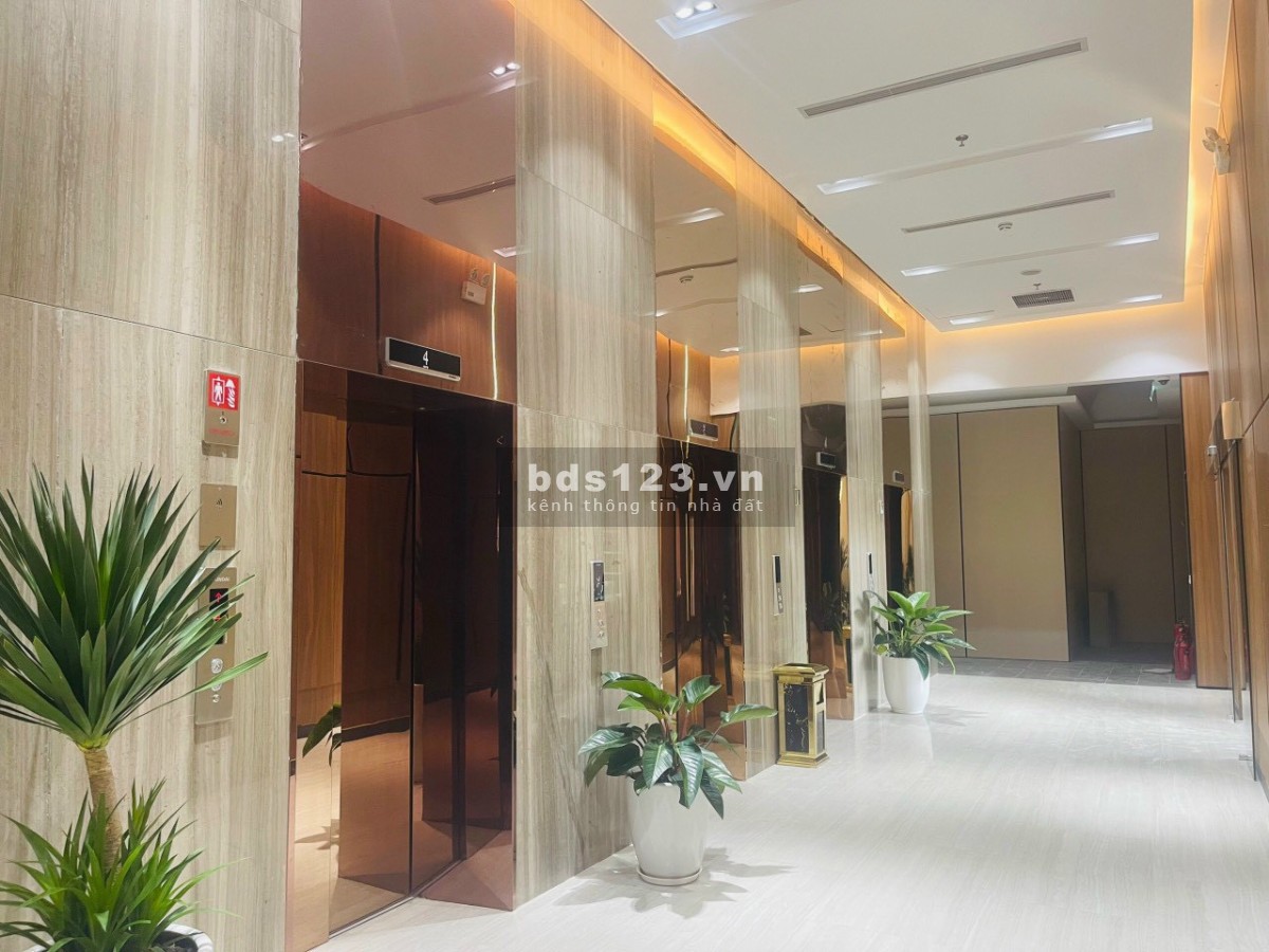 Bán căn 2 ngủ 75m2, chỉ cần mở cửa là ra tới bể bơi muối khoáng View trọn Thành Phố