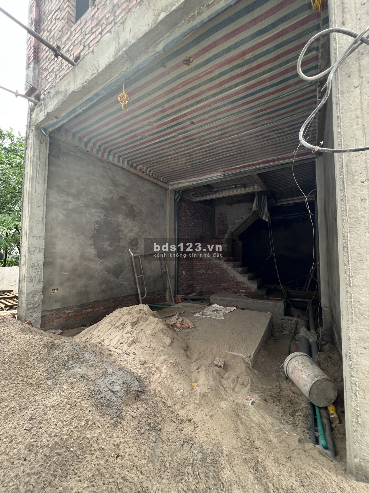 Nhà siêu đẹp xây độc lập tại Đông La ngay khu đấu giá.(4T*4Pn*40m2) Ôtô cách 15m. Giá chỉ hơn 2 tỷ.