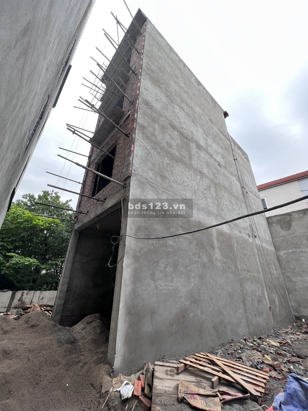 Nhà siêu đẹp xây độc lập tại Đông La ngay khu đấu giá.(4T*4Pn*40m2) Ôtô cách 15m. Giá chỉ hơn 2 tỷ.