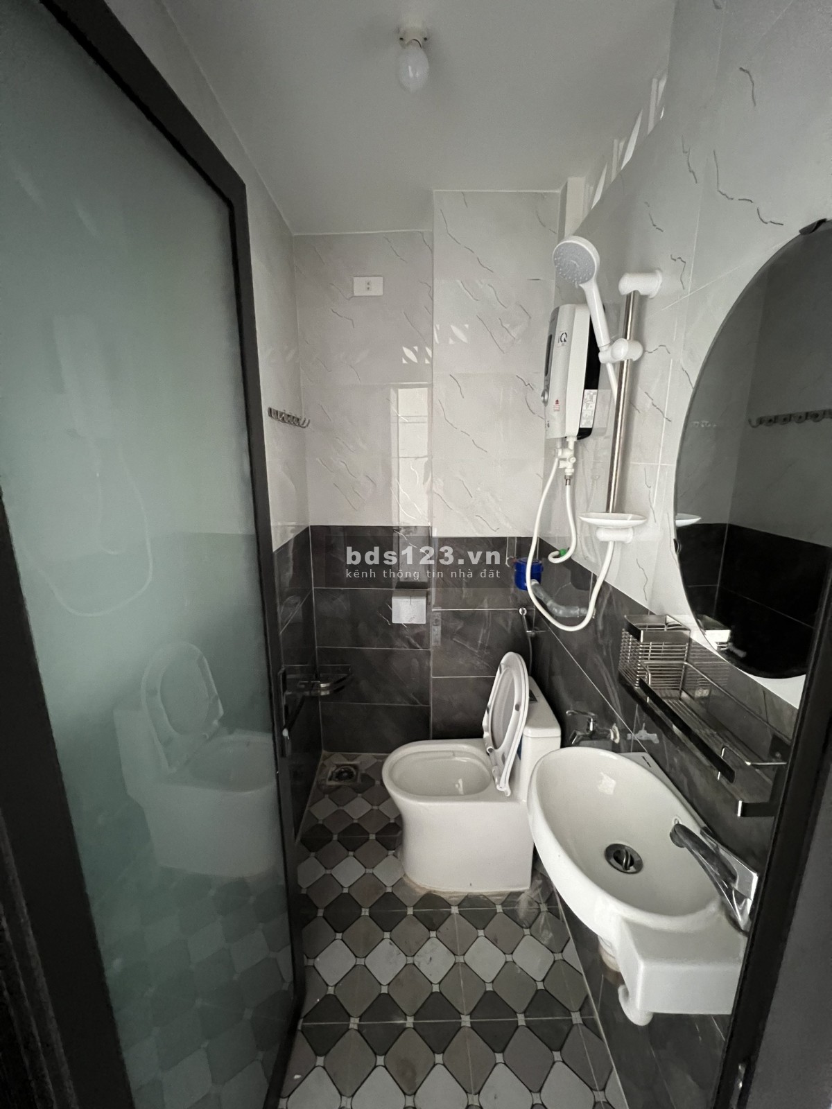 Phòng mới xây 12m2 mặt tiền Nguyễn Thái Học, sát ngay Phân Viện Sốt Rét - Trung Tâm Chỉnh Hình.