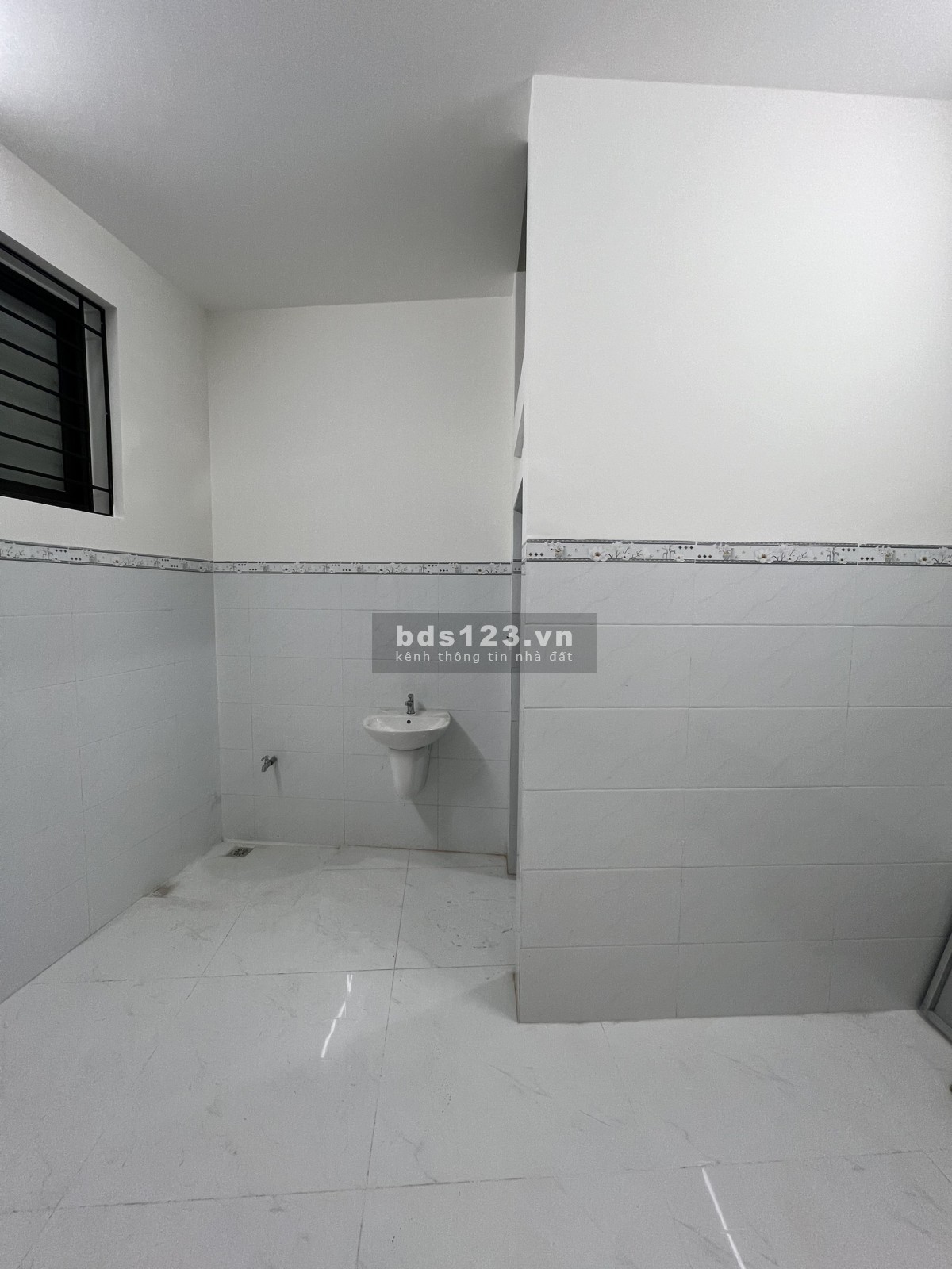 Cho thuê nhà mặt tiền Nguyễn Thái Học, sát ngay Phân Viện Sốt Rét - TT Chỉnh Hình, giá thoả thuận.