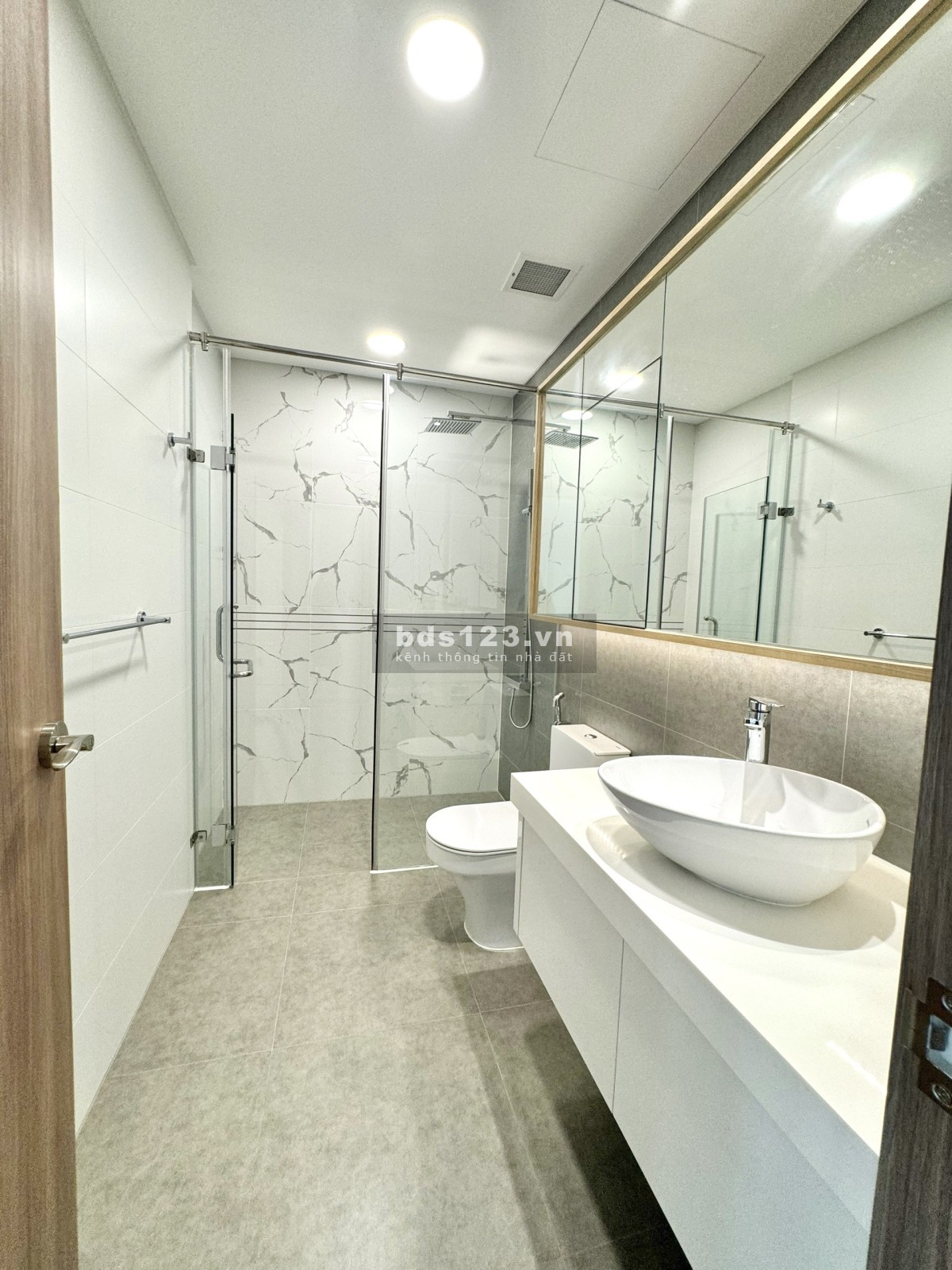 Nhà đẹp chỉ 24 triệu, khách tự set up nội thất, 99m2, 2PN, Sunwah Pearl