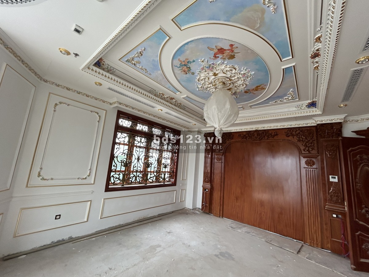 Leasing a brand New Castle for the Royalty