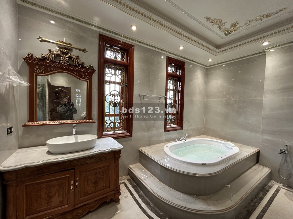 Leasing a brand New Castle for the Royalty