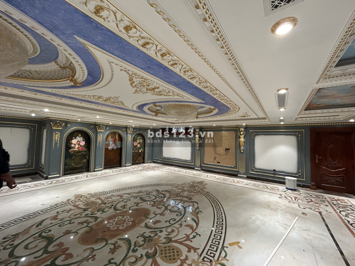 Leasing a brand New Castle for the Royalty
