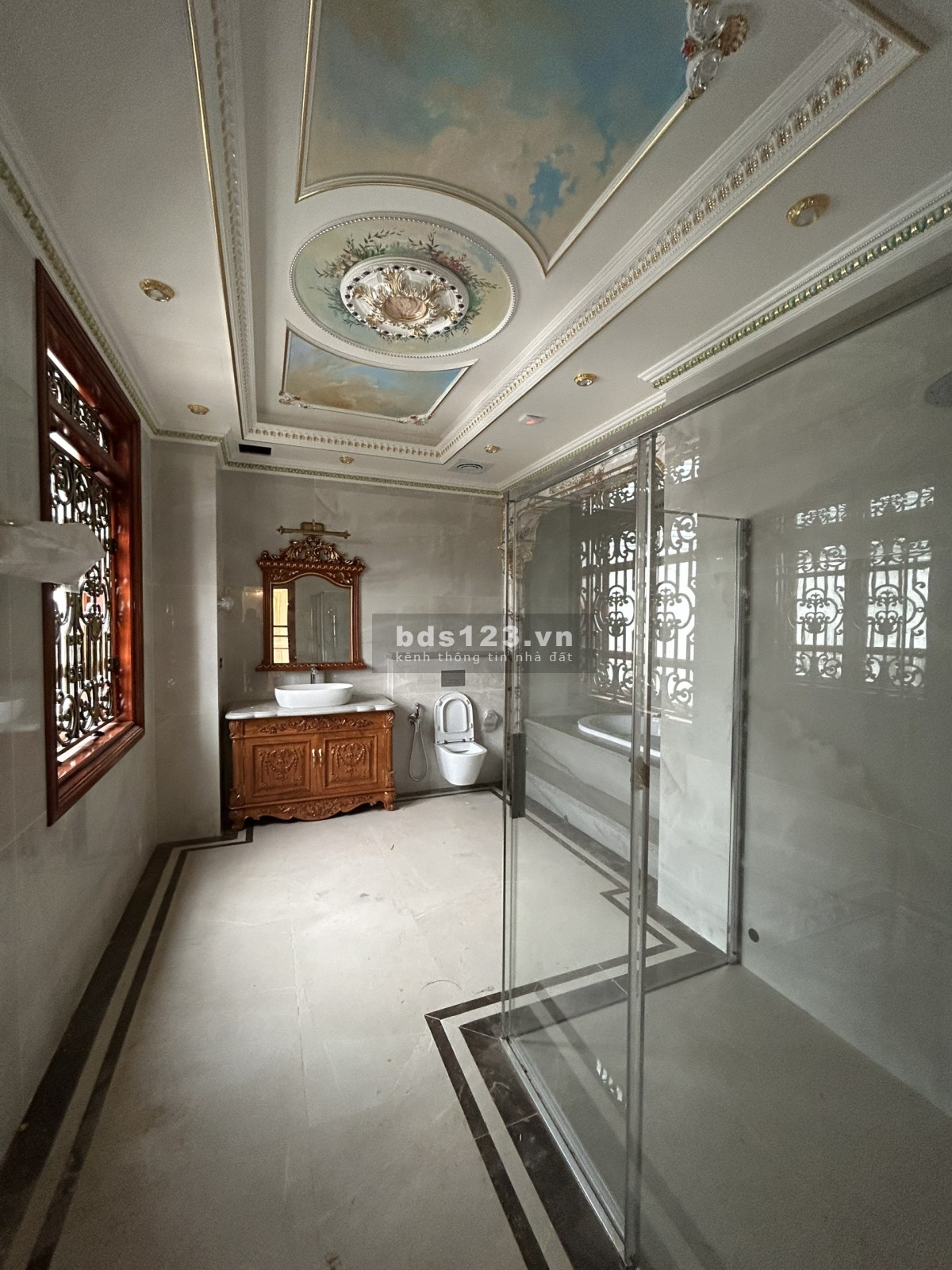 Cho thuê mặt bằng kinh doanh 505m2, phù hợp với showroom cao cấp trang sức phụ kiện, NH Quốc Tế.