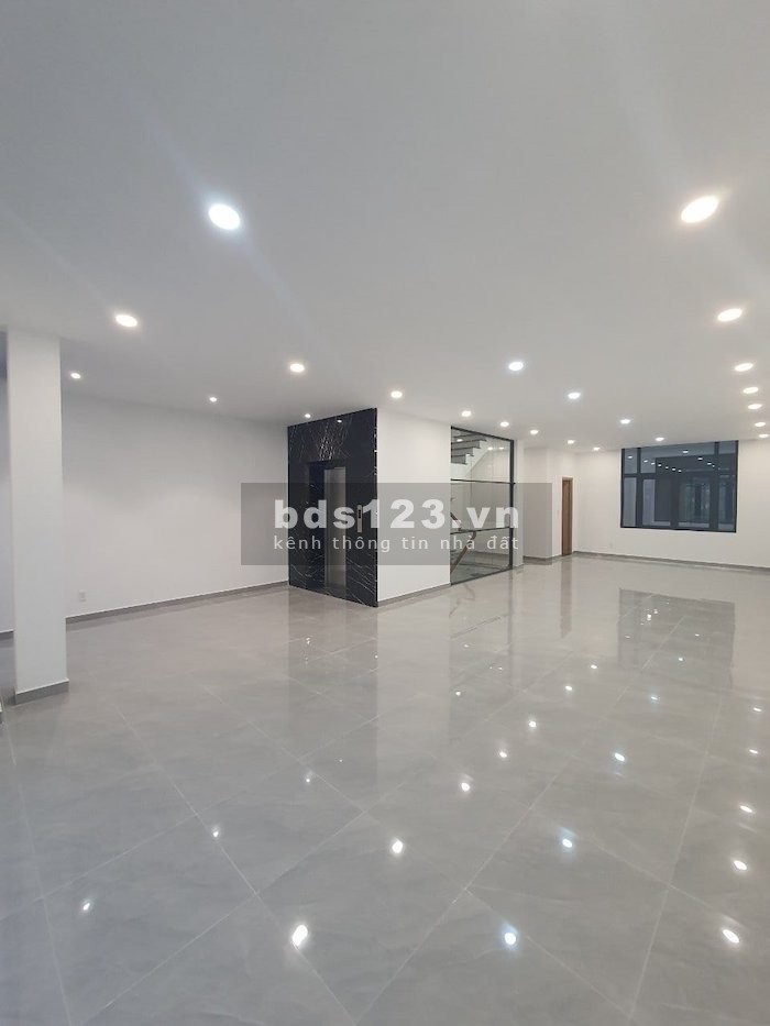 Cho thuê nhà phố VInhomes Gramd Park Quận 9, 96m2 hoàn thiện có tháng máy 30triệu