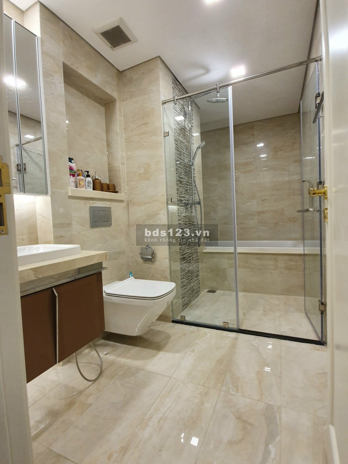 Bán căn hộ Vinhomes Golden River BaSon 3 phòng ngủ diện tích 126m2 view sông giá 24 tỷ sổ hồng