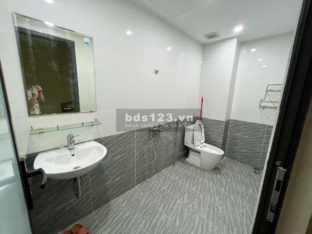 Gấp! Bán nhà Cầu Giấy, ô tô, ngõ to thoáng, gần phố 100m2x5T, nhỉnh 11 tỷ.
