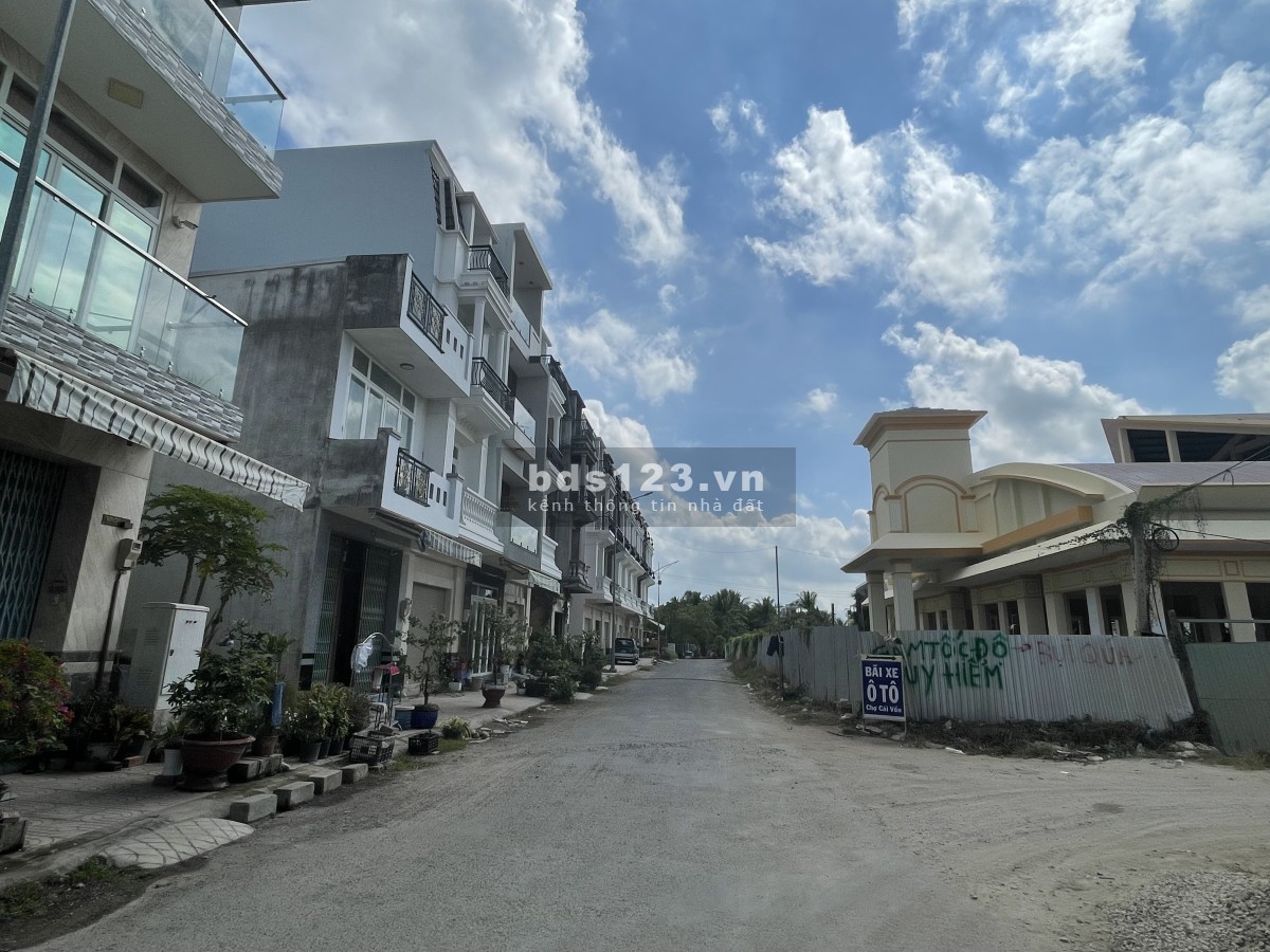Bán 03 căn nhà phố 1 trệt 3 lầu ngay mặt tiền chợ Tx Bình Minh