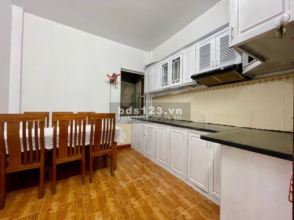 Bán nhà Lạc Long Quân 10m ô tô tránh hai thoáng. Gần hồ 45m2x5T, nhỉnh 6 tỷ.