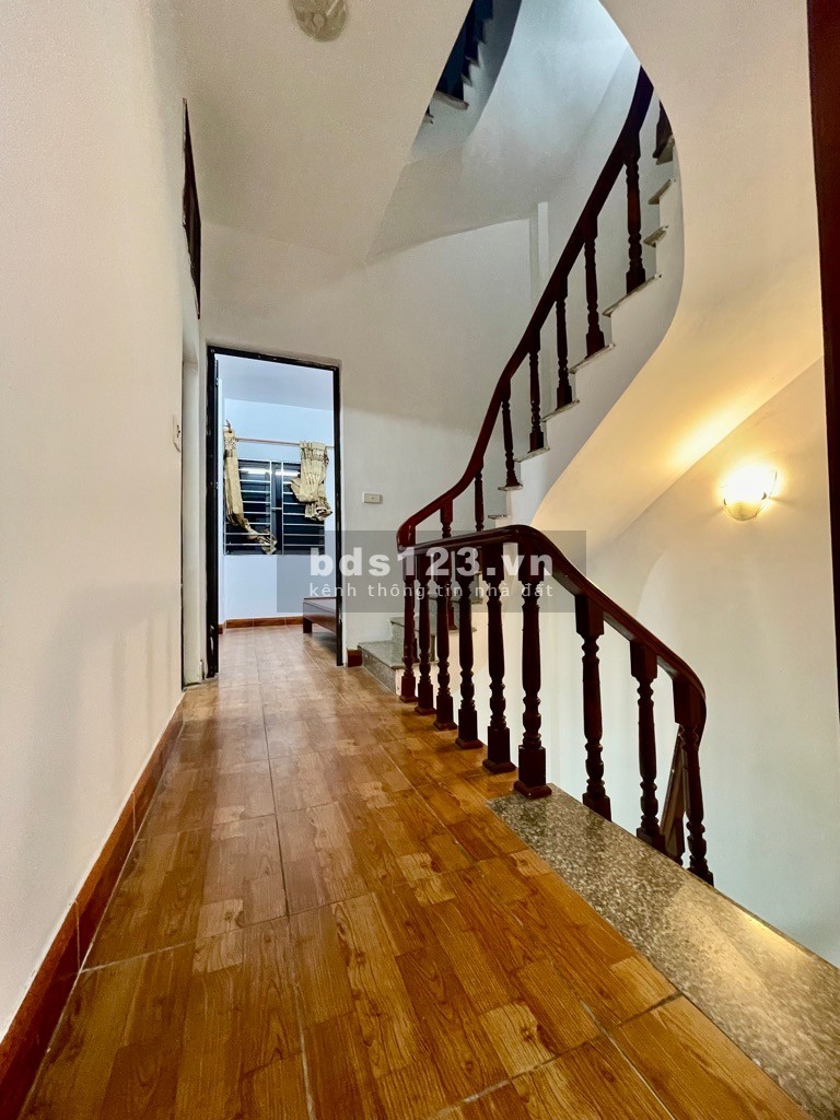 Bán nhà Lạc Long Quân 10m ô tô tránh hai thoáng. Gần hồ 45m2x5T, nhỉnh 6 tỷ.