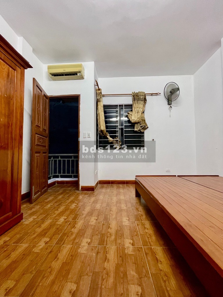 Bán nhà Lạc Long Quân 10m ô tô tránh hai thoáng. Gần hồ 45m2x5T, nhỉnh 6 tỷ.