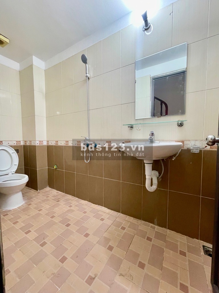 Bán nhà Lạc Long Quân 10m ô tô tránh hai thoáng. Gần hồ 45m2x5T, nhỉnh 6 tỷ.