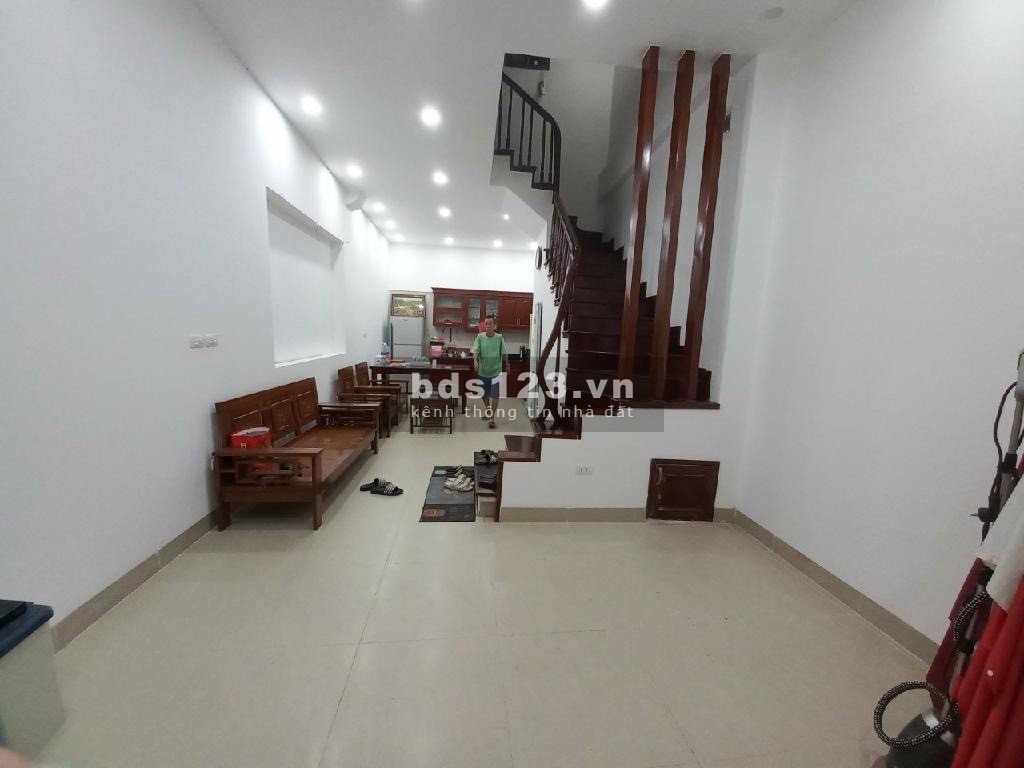 Cho thuê nhà ơ nguyễn đức cảnh 35m2, 5 tầng, 11 triệu, nhà mới đẹp