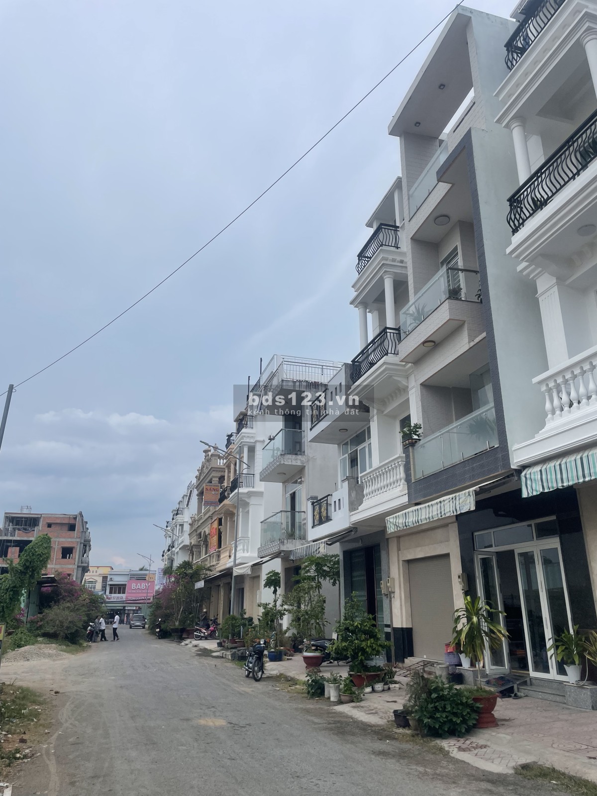 Nhà mặt phố giá tốt 1 trệt 3 lầu ngay chợ Bình Minh
