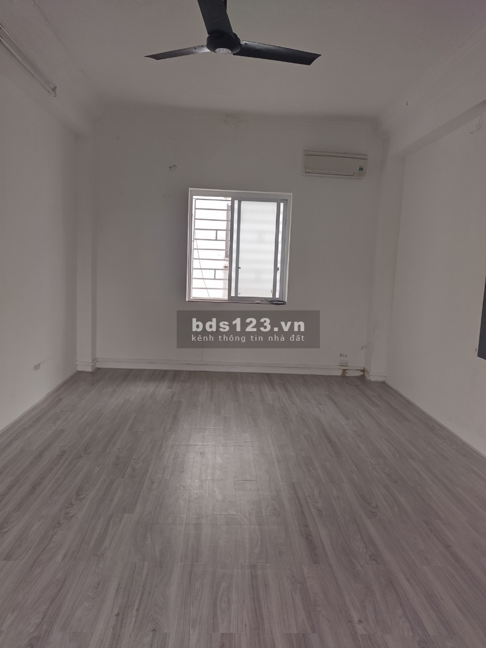 Cho thuê vp ở Ngã Tư Sở, các phòng nhỏ 25m2 và 60m2. Miễn phí xe máy