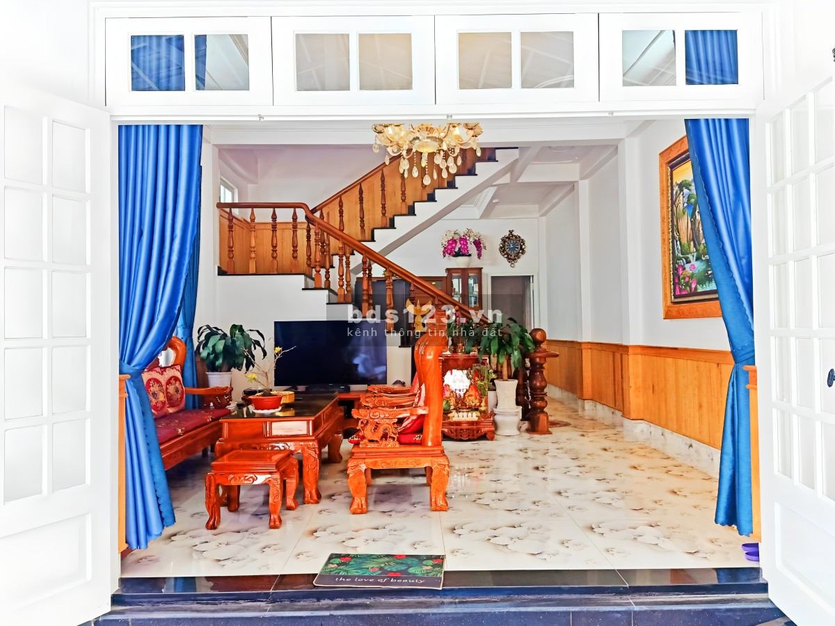 Bán nhà 2 mặt tiền, đường chính 2 len xe oto rộng, nhà có sân để xe oto, sổ hồng riêng giá TL