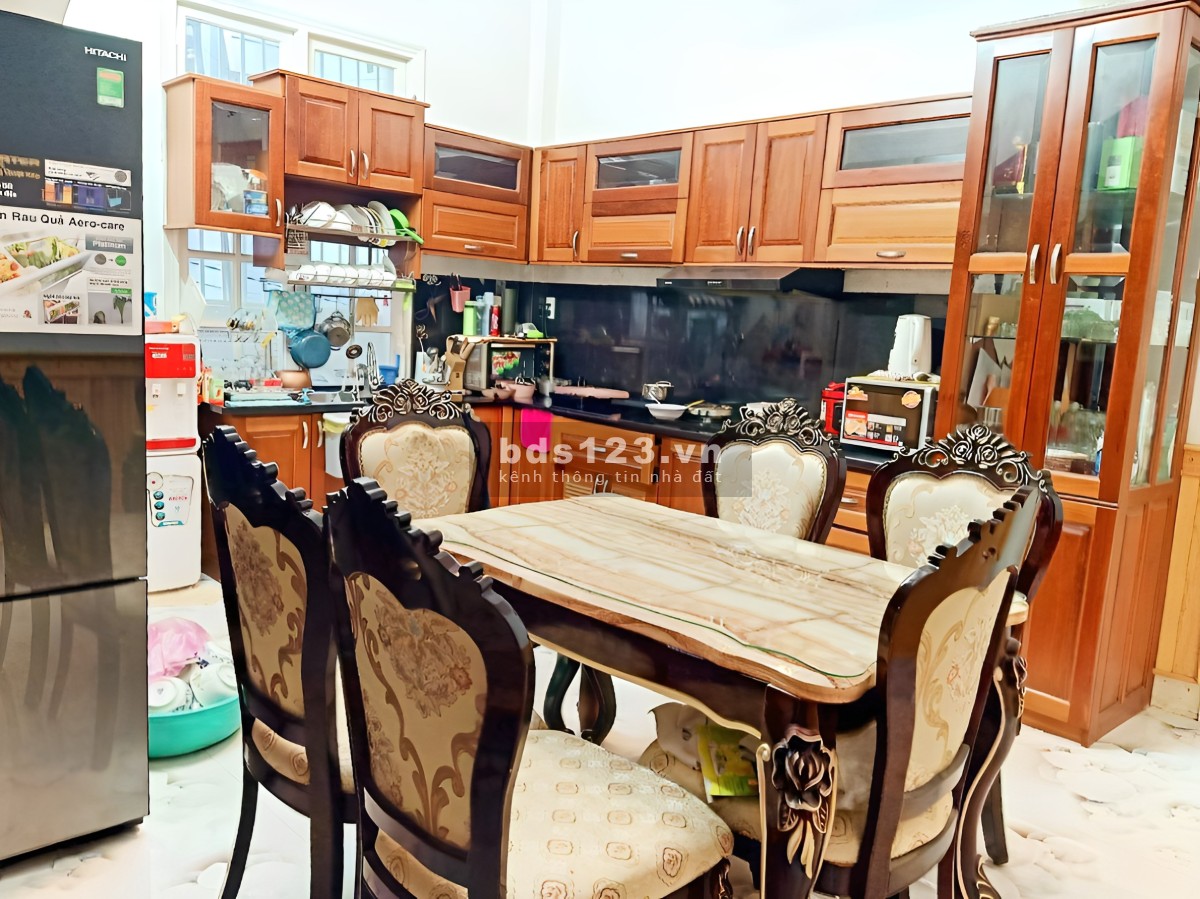 Bán nhà 2 mặt tiền, đường chính 2 len xe oto rộng, nhà có sân để xe oto, sổ hồng riêng giá TL