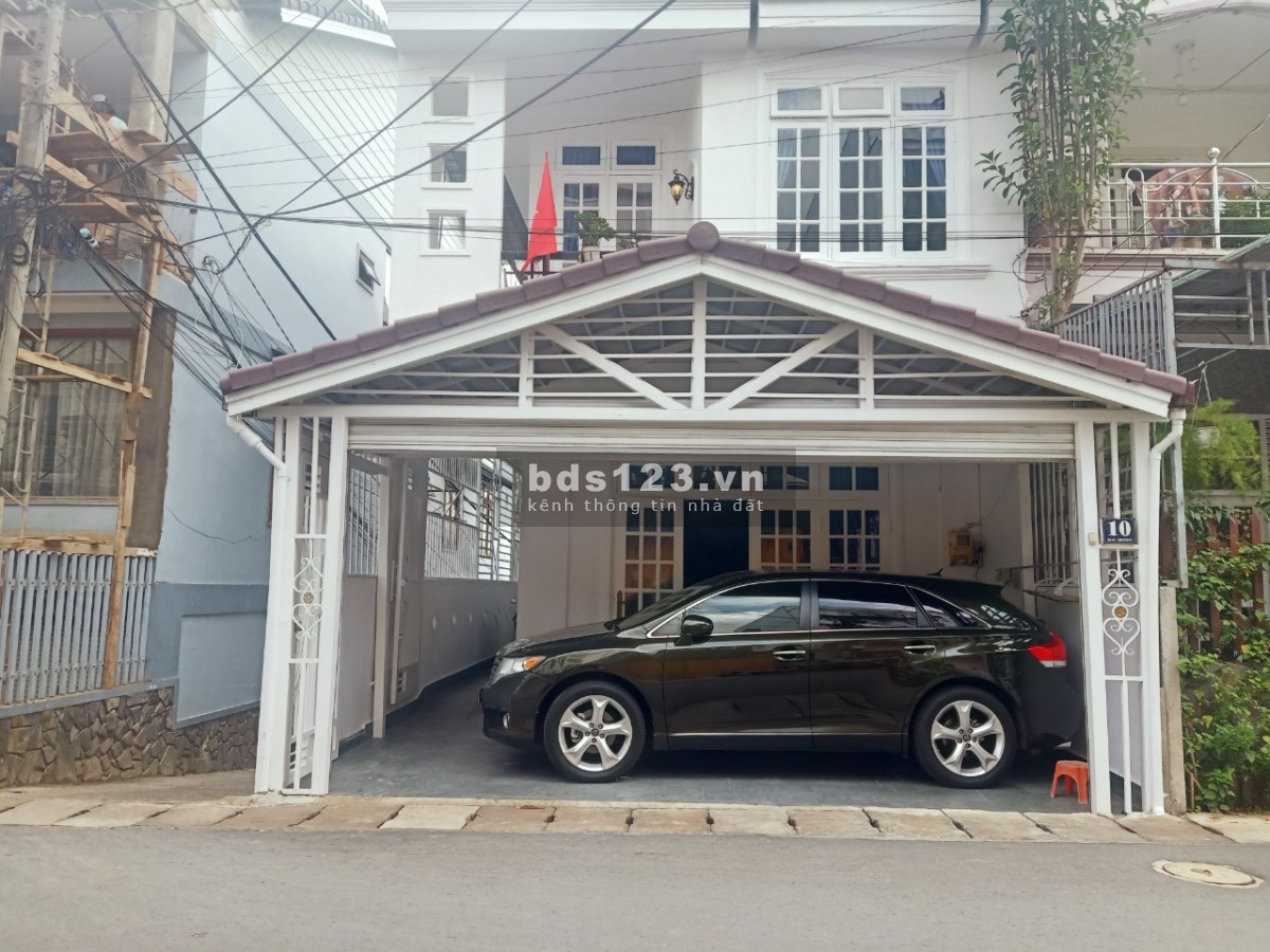 Bán nhà 2 mặt tiền, đường chính 2 len xe oto rộng, nhà có sân để xe oto, sổ hồng riêng giá TL