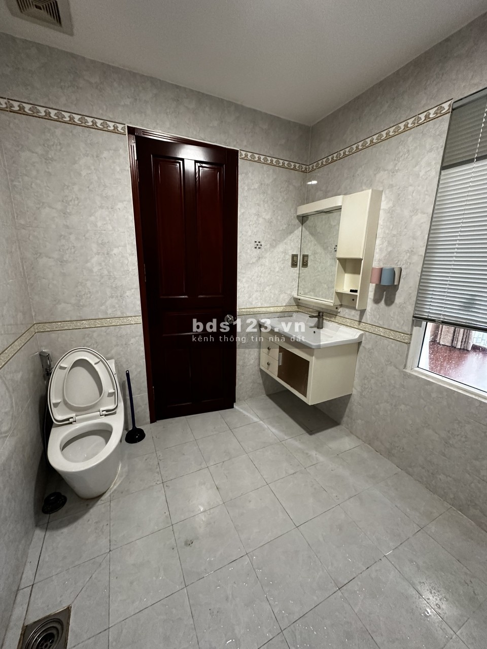 Nhà mới đẹp, hẻm xe tải, 3pn 4wc sẵn máy lạnh, sân đậu oto