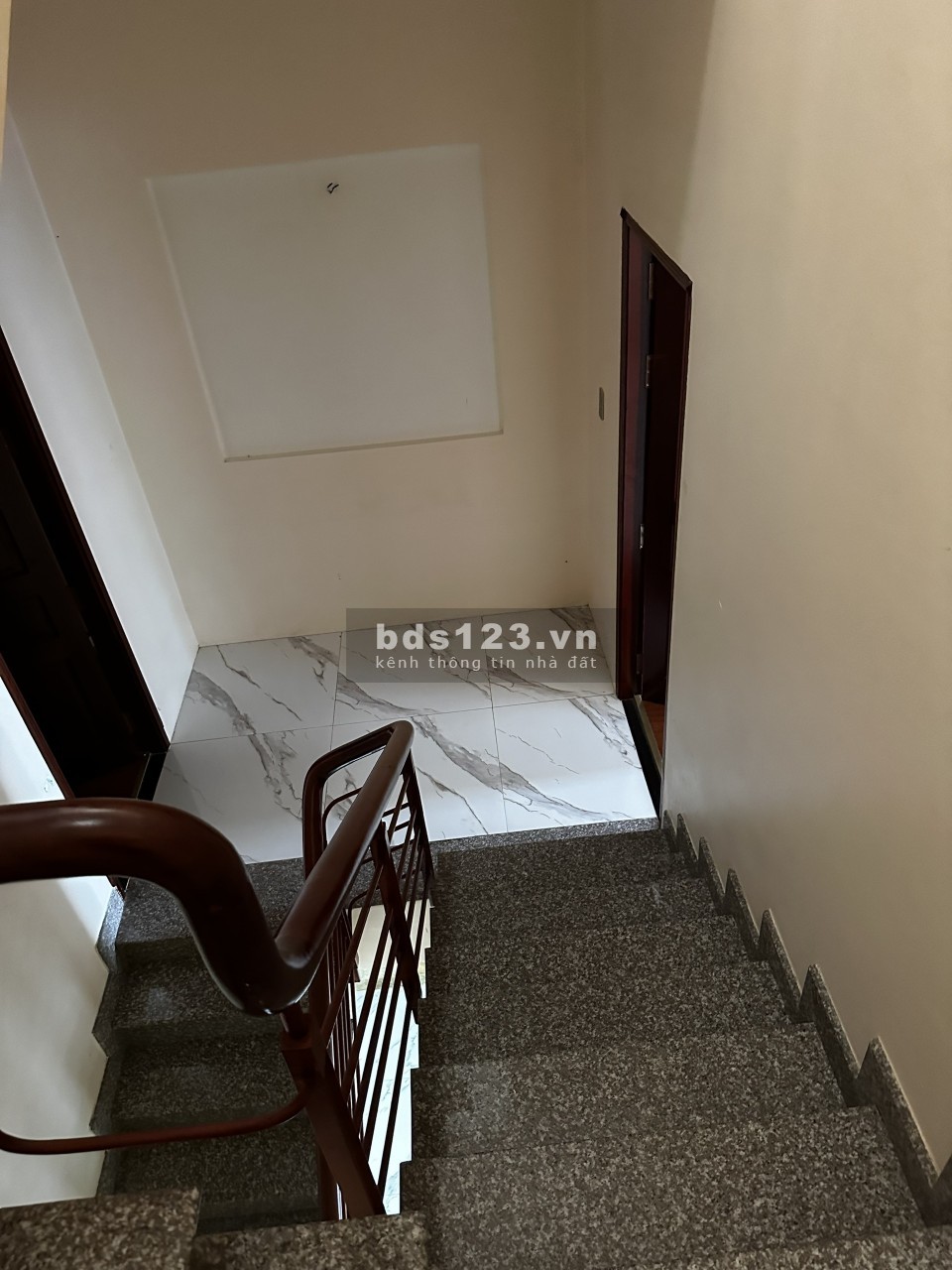Nhà mới đẹp, hẻm xe tải, 3pn 4wc sẵn máy lạnh, sân đậu oto