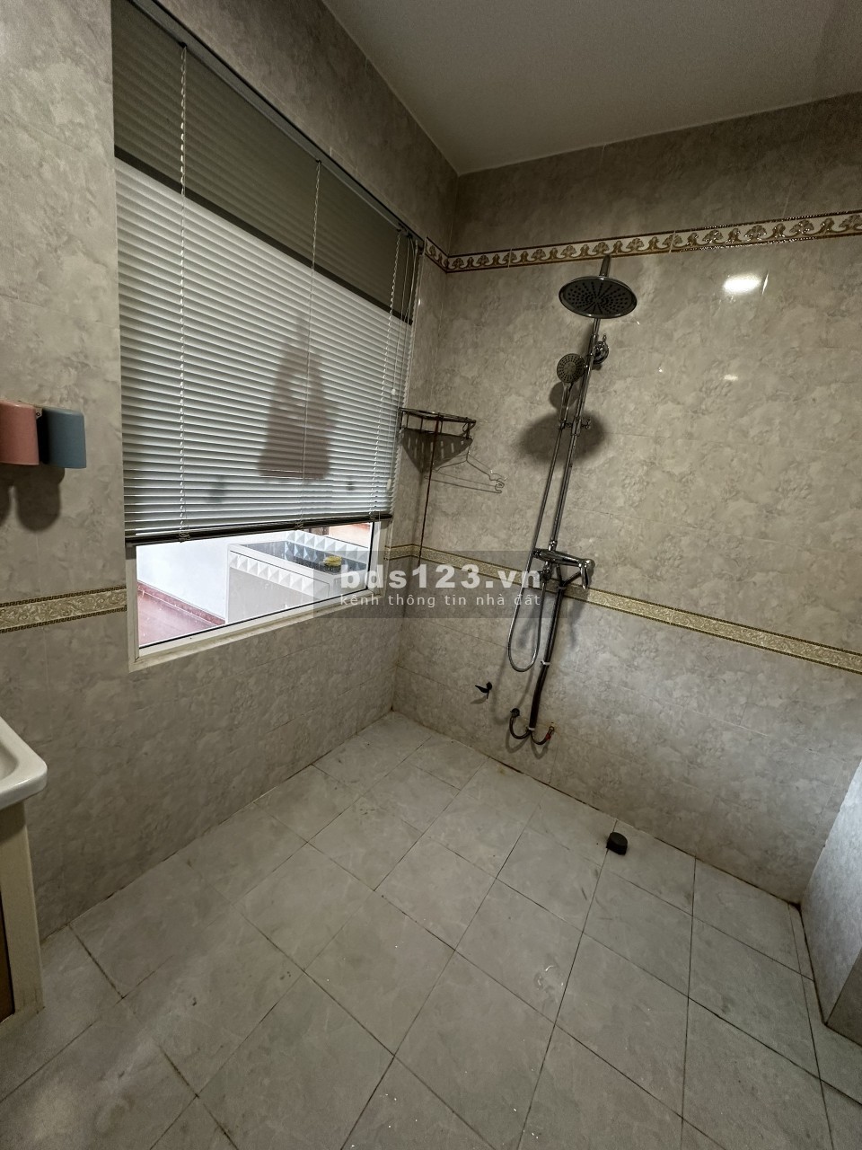 Nhà mới đẹp, hẻm xe tải, 3pn 4wc sẵn máy lạnh, sân đậu oto
