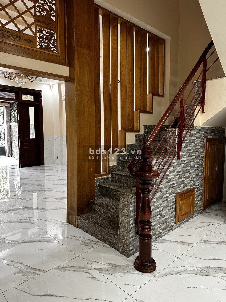 Nhà mới đẹp, hẻm xe tải, 3pn 4wc sẵn máy lạnh, sân đậu oto