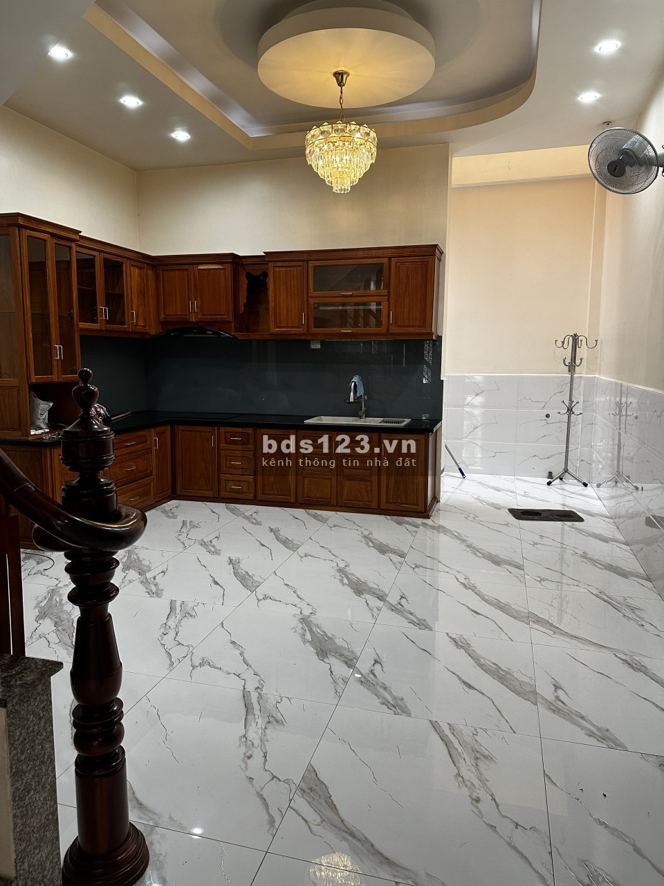 Nhà mới đẹp, hẻm xe tải, 3pn 4wc sẵn máy lạnh, sân đậu oto